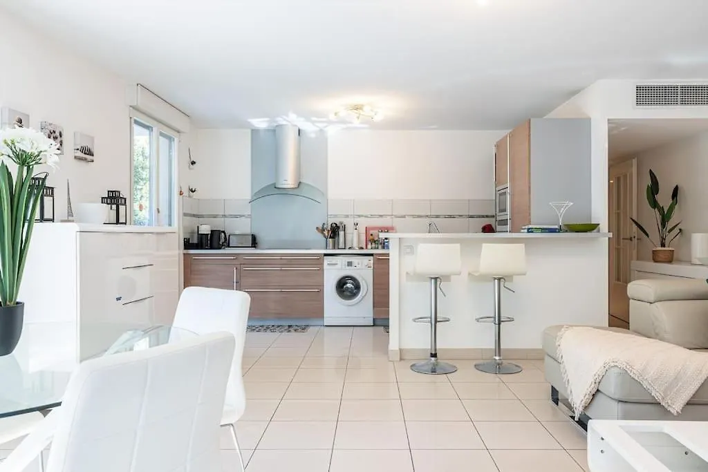 Beautiful And Spacious 2 Bed Apt With Pool Antibes 0*,  Frankrijk