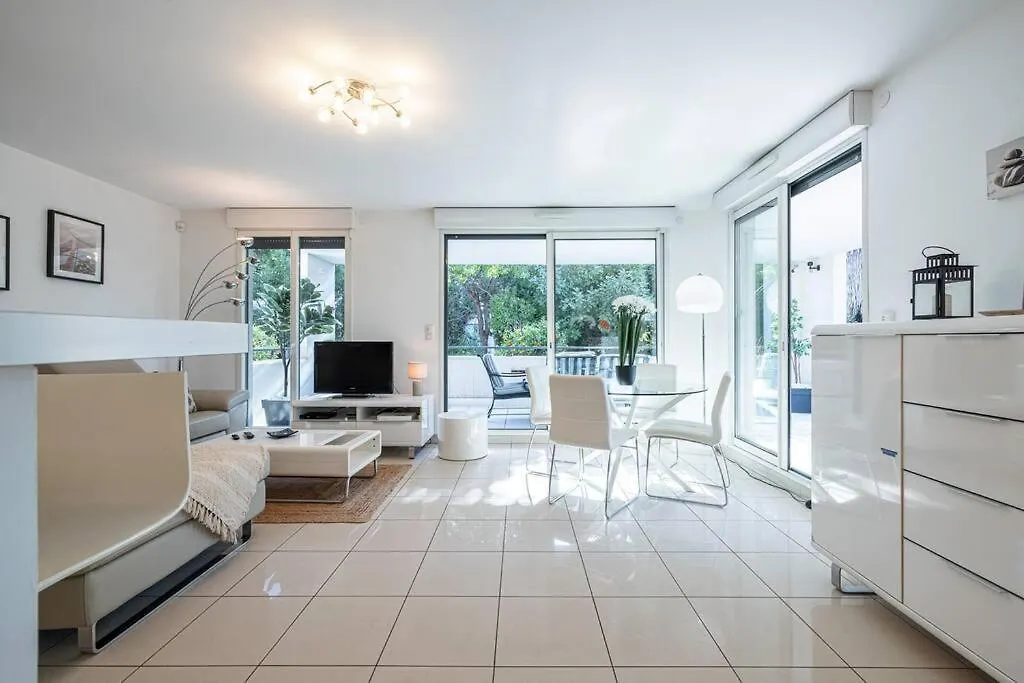 Beautiful And Spacious 2 Bed Apt With Pool Antibes