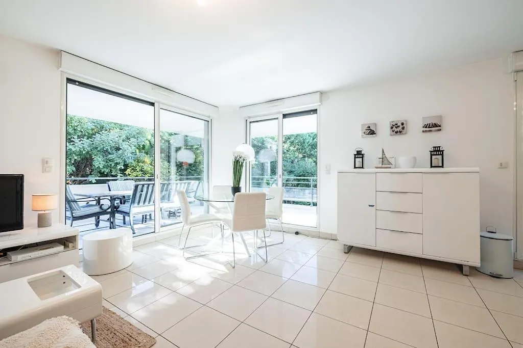 Beautiful And Spacious 2 Bed Apt With Pool Antibes France