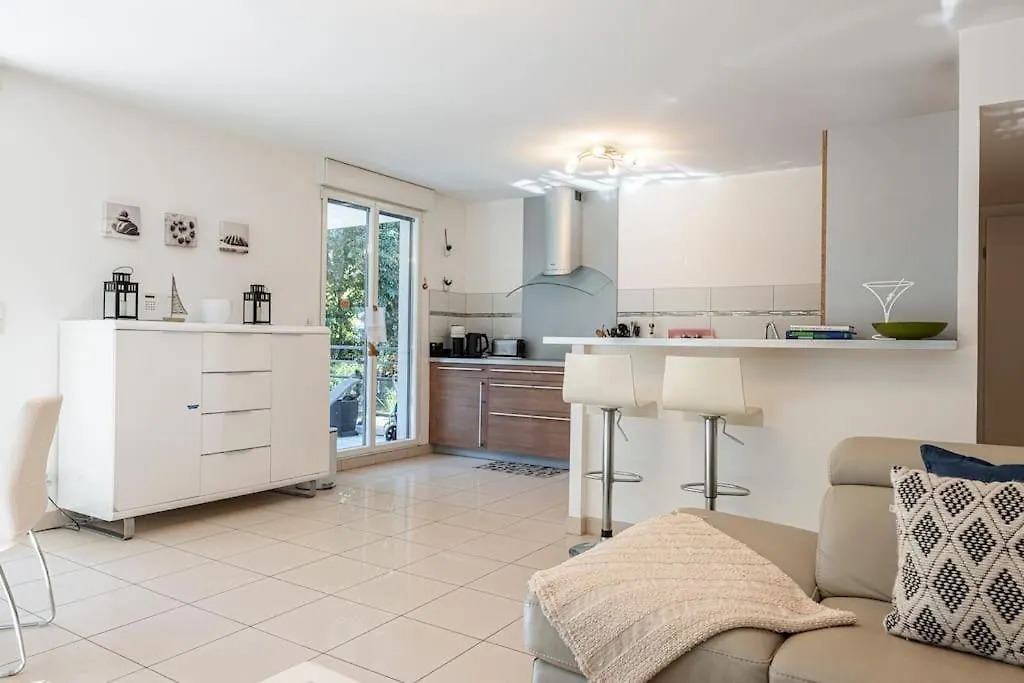 Beautiful And Spacious 2 Bed Apt With Pool Antibes