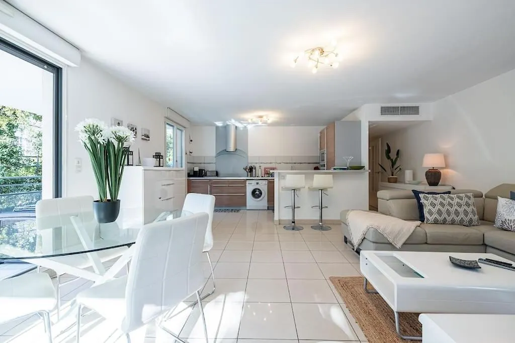 Beautiful And Spacious 2 Bed Apt With Pool Antibes 0*,