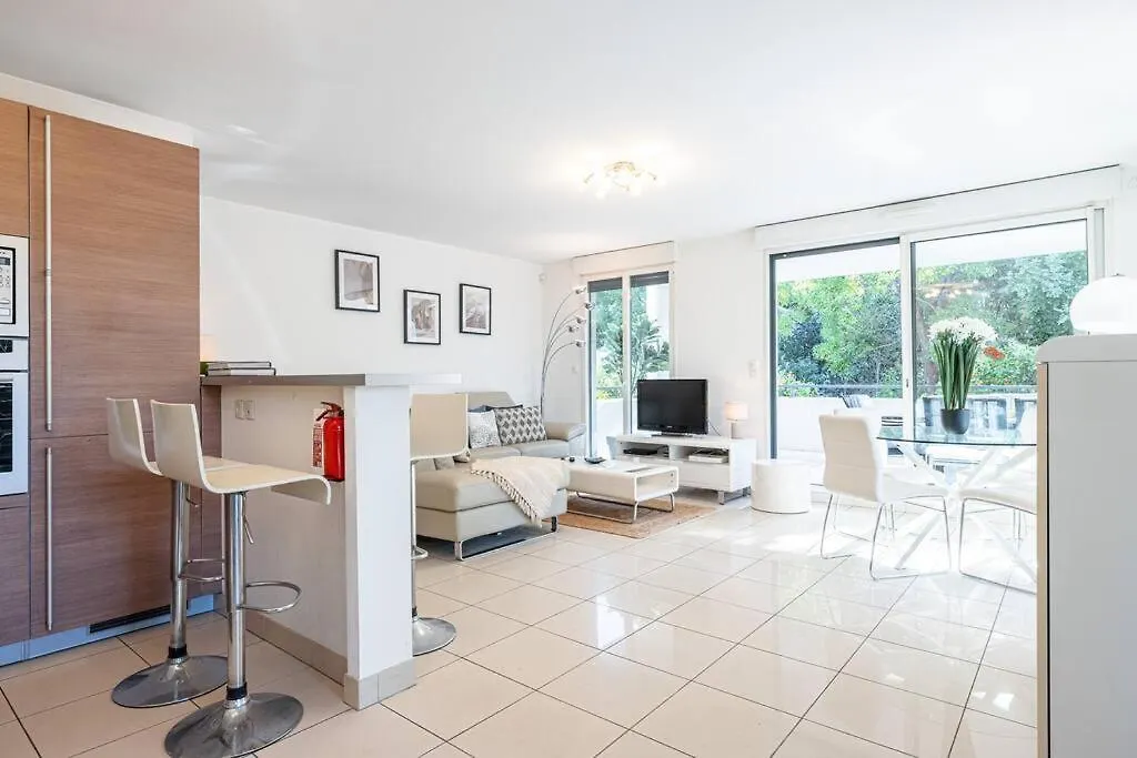 Beautiful And Spacious 2 Bed Apt With Pool Antibes