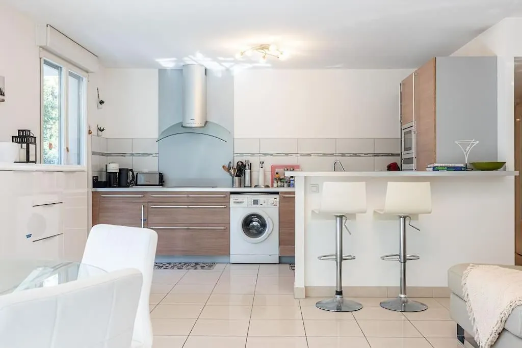Beautiful And Spacious 2 Bed Apt With Pool Antibes