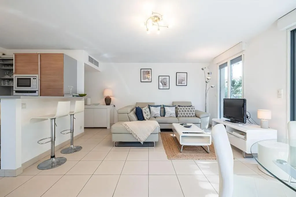 Beautiful And Spacious 2 Bed Apt With Pool Antibes 0*,  France