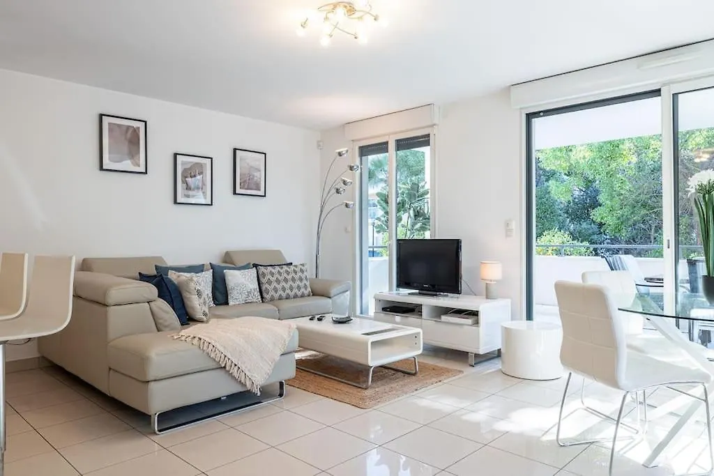 Beautiful And Spacious 2 Bed Apt With Pool Antibes